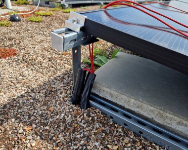 Güneş panellerinin yenileriyle ve daha verimli olanlarla değiştirilmesi. Dolu yüzünden hasar gördü. Yenilenebilir kaynak sertifikası olan profesyonel bir şirket tarafından çatı bahçesi kurulumu