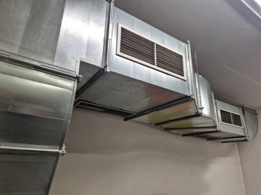 Binayı havalandırma ile soğutan pervaneler binaya hava üflüyor. Mutfaktan metal tabakalardan buhar çıkartmak. Binadan güvenli kaçış rotası