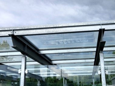 Pileli muşambayla yuvarlanan pergola. Demiryollarında genişletilebilir ve terasın üstündeki cam çatıyı gölgeleyebilir. Katlanan tekstil perdesi