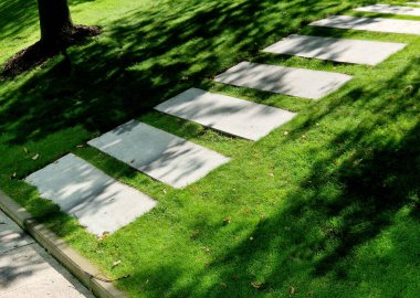 Beton yol çimenlik dikdörtgen şekilli düzenli şebeke doğrudan güzel çimenlik güneşler ve gölgeli taşlar, beton büyük levhalar, levhalar, dikdörtgen, demiryolu bağları