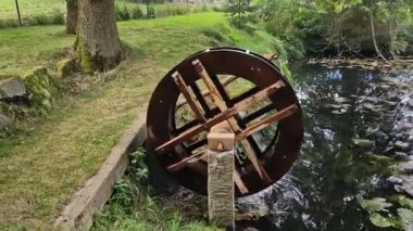 Su değirmenleri, yüzyıllardır akan suyun gücünü tahıl öğütmek ve çeşitli mekanizmaları çalıştırmak için kullanan büyüleyici tarihi yapılardır. Turistlerin ilgi odağı elektrik..