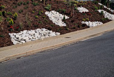 Rengarenk tarlaları ve dekoratif ağaç kabuğu olan ucuz bitkiler bir dağ köyü için çok zevkli değildir. Bahçıvan depoyu boşaltmış ama burada ahenk yok.