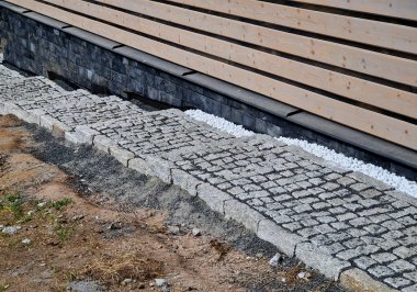 Dağlardaki kır evi boyunca yürüme yolu. Çakıl yatağında taş döşeme işi