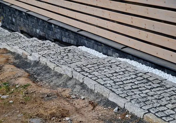 Dağlardaki kır evi boyunca yürüme yolu. Çakıl yatağında taş döşeme işi