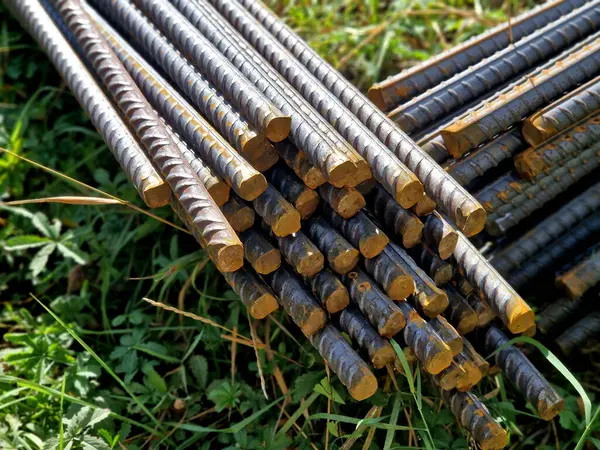 Kalaslar ve kontrplak tahtalardan yapılmış geçici iskelelerin yardımıyla beton duvarlar için inşaat hazırlığı. güçlendirilmiş beton, trafik yapısının basıncına ve titreşimlerine dayanır