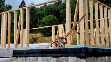 Bir aile evinin uzantısı, kübik şekilli, düz çatılı, geniş pencereli ve teraslı. Üzerinde yalıtım ve kaplama olacak ahşap çerçeve. ekolojik yenilenebilir evler