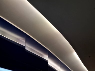 Arka aydınlatma korniği, bir iç cepheyi dolaylı olarak aydınlatmak için kullanılan dekoratif bir elementtir, genellikle LED şerit veya Cornice 'in arkasına gizlenmiş diğer ışık kaynaklarını kullanır. Çoğunlukla alçı ya da polistiren. 