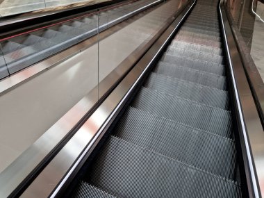 Yürüyen merdivenler, travelatör servisi ve ayarlama. Makineyi acil bir durumda durduran güvenlik anahtarlarının düzenli olarak incelenmesi ve yağlanması. İnsanlar düştüğünde