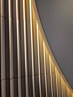 Mağazanın duvarında üç köşeli ahşap bir profil deseni var. Mutfak tezgahının üzerindeki üçgen yüzey çizgileriyle taştan metinlerle kaplayın.