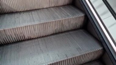 Yürüyen merdivenler, travelatör servisi ve ayarlama. Makineyi acil bir durumda durduran güvenlik anahtarlarının düzenli olarak incelenmesi ve yağlanması. İnsanlar düştüğünde