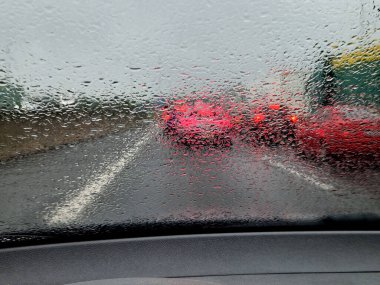 cannot be seen through a wet car window. Instead of seeing the road in the rain, the driver only has an abstract image. Risk of an accident with non-functioning wipers