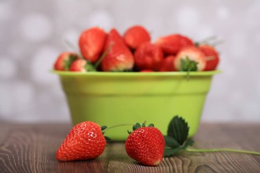 Tabakta taze çilekler, masada taze çilekler, yakın plan.