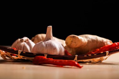 Bambu sepetinde zencefil, sarımsak ve kırmızı biber.