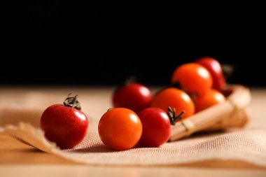 Taze kiraz domatesleri bambu sepetinde.