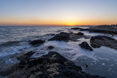 Akşamları, deniz manzarası Deniz kenarında gün batımı