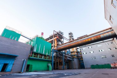 Çelik fabrikasının atölyesi ve ekipmanları terk edilmiş çelik fabrikası ekipmanları.