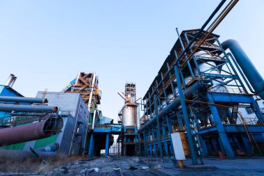 Çelik fabrikasının atölyesi ve ekipmanları terk edilmiş çelik fabrikası ekipmanları.