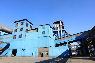 Çelik fabrikasının atölyesi ve ekipmanları terk edilmiş çelik fabrikası ekipmanları.