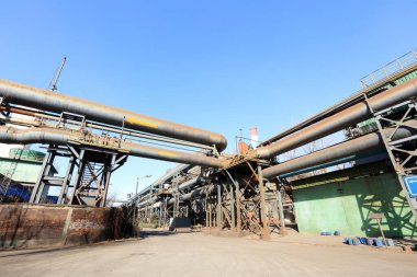 Çelik fabrikasının atölyesi ve ekipmanları terk edilmiş çelik fabrikası ekipmanları.