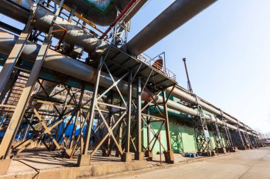 Çelik fabrikasının atölyesi ve ekipmanları terk edilmiş çelik fabrikası ekipmanları.