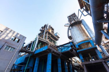 Çelik fabrikasının atölyesi ve ekipmanları terk edilmiş çelik fabrikası ekipmanları.