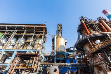 Çelik fabrikasının atölyesi ve ekipmanları terk edilmiş çelik fabrikası ekipmanları.
