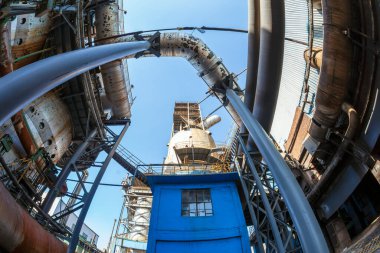 Çelik fabrikasının atölyesi ve ekipmanları terk edilmiş çelik fabrikası ekipmanları.