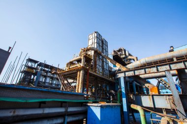 Çelik fabrikasının atölyesi ve ekipmanları terk edilmiş çelik fabrikası ekipmanları.