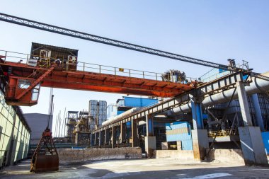 Çelik fabrikasının atölyesi ve ekipmanları terk edilmiş çelik fabrikası ekipmanları.