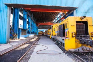 Çelik fabrikasının atölyesi ve ekipmanları terk edilmiş çelik fabrikası ekipmanları.