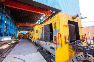 Çelik fabrikasının atölyesi ve ekipmanları terk edilmiş çelik fabrikası ekipmanları.