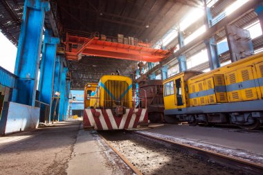 Çelik fabrikasının atölyesi ve ekipmanları terk edilmiş çelik fabrikası ekipmanları.