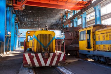 Çelik fabrikasının atölyesi ve ekipmanları terk edilmiş çelik fabrikası ekipmanları.