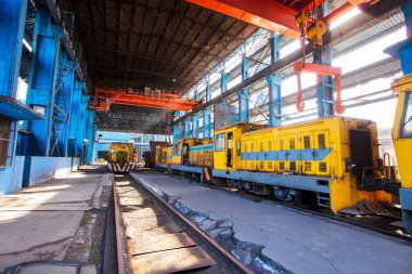 Çelik fabrikasının atölyesi ve ekipmanları terk edilmiş çelik fabrikası ekipmanları.