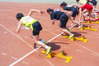 Spor karşılaşması, atlet koşusu, koşucular başlangıç çizgisinde.