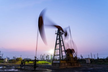 Petrol sahası, Petrol Sahası Derric 'in akşamında