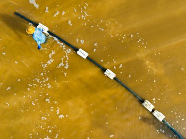 İşçiler tuz tarlasında çalışıyor.