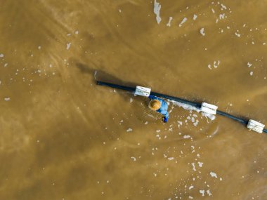 İşçiler tuz tarlasında çalışıyor.