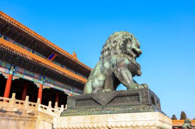 Pekin 'deki Yasak Şehir' de Bronz Aslan. Çin, Pekin 'deki imparatorluk sarayının bakır aslanı.