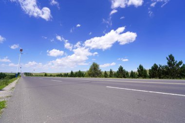 Gözlemevinin radyo teleskopu, telsiz teleskobu otlakta.