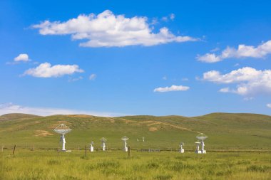 Gözlemevinin radyo teleskopu, telsiz teleskobu otlakta.