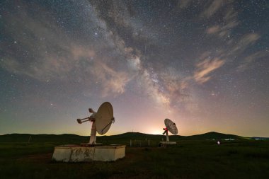 Radyo teleskopları ve gece Samanyolu, Samanyolu panoraması, radyo teleskopları üzerinden Samanyolu.