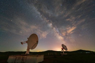 Radyo teleskopları ve gece Samanyolu, Samanyolu panoraması, radyo teleskopları üzerinden Samanyolu.