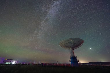 Radyo teleskopları ve gece Samanyolu, Samanyolu panoraması, radyo teleskopları üzerinden Samanyolu.