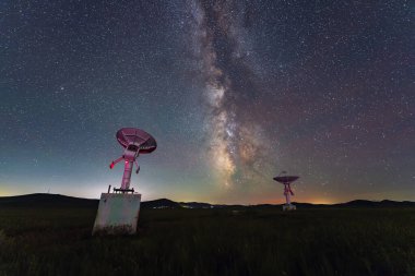 Radyo teleskopları ve gece Samanyolu, Samanyolu panoraması, radyo teleskopları üzerinden Samanyolu.