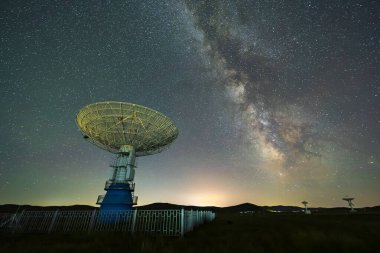 Radyo teleskopları ve gece Samanyolu, Samanyolu panoraması, radyo teleskopları üzerinden Samanyolu.