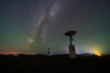 Radyo teleskopları ve gece Samanyolu, Samanyolu panoraması, radyo teleskopları üzerinden Samanyolu.