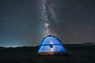 Geceleri mavi çadır çayırların üzerindedir. Çadır yıldızların altında.