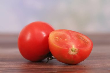 Birkaç taze domatesin yakın çekim görüntüleri.