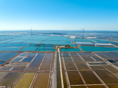 Tuz tarlasının manzarası, tuz tarlasının havadan çekilmiş fotoğrafı.